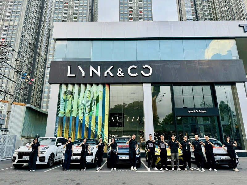 Nhân Viên Tư Vấn Bán Hàng Tại Showroom Lynk&Co và Geely