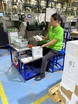 Công nhân vận hành máy