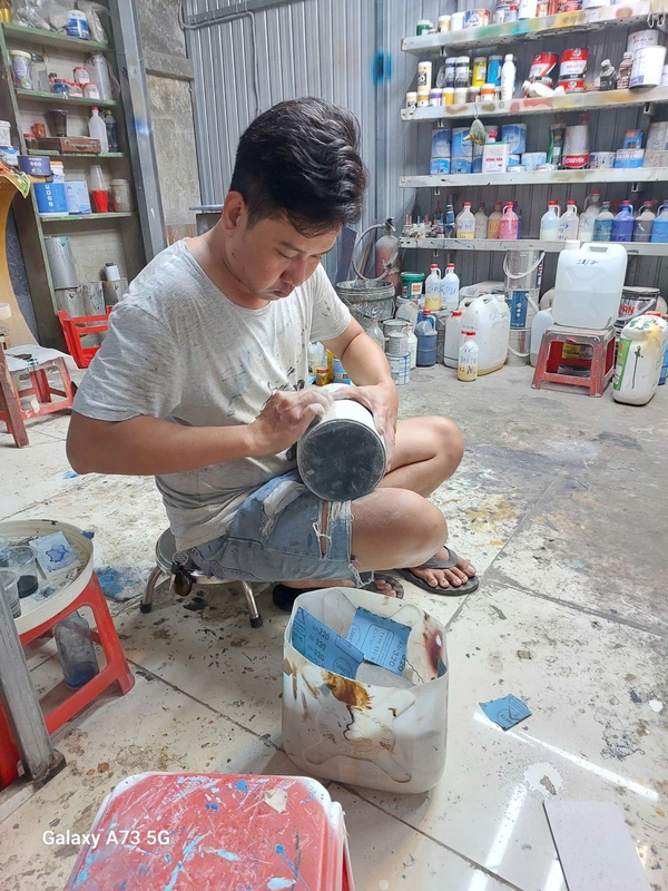 CỘNG TÁC VIÊN AM HIỂM VỀ SƠN, PHA MÀU HOẶC HOÁ CHẤT