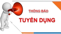 Nhân viên đóng gói và dán tem hàng