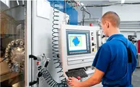 Nhân viên vận hành máy