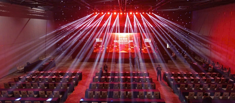 NV học việc lắp đặt hệ thống âm thanh, ánh sáng sự kiện