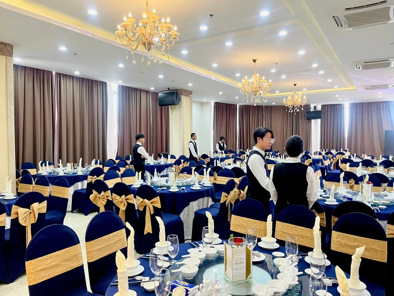 KHACH SAN CƯU LONG 3 SAO - Nhân viên Phuc vu Nha hang