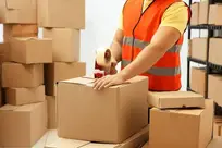 Cần 3 nhân viên đóng gói, dán tem