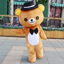 テディベアやマスコットの着ぐるみを着たスタッフが、風船やテディベアを配ります。