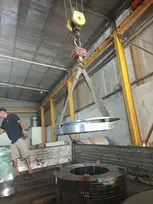 Nhân viên phụ xe cẩu