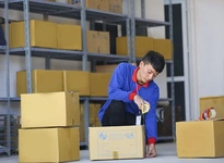 CÔNG NHÂN ĐÓNG GÓI NƯỚC XẢ VẢI - KCN ĐỒNG AN 3