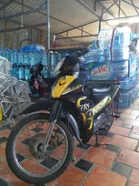 Nhân viên giao hàng nước uống bằng xe máy