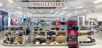 Nhân viên bán hàng đồ da tại Aeon Long Biên Hà Nội.