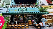 Nhân viên phục vụ Fiore Tea & Coffee