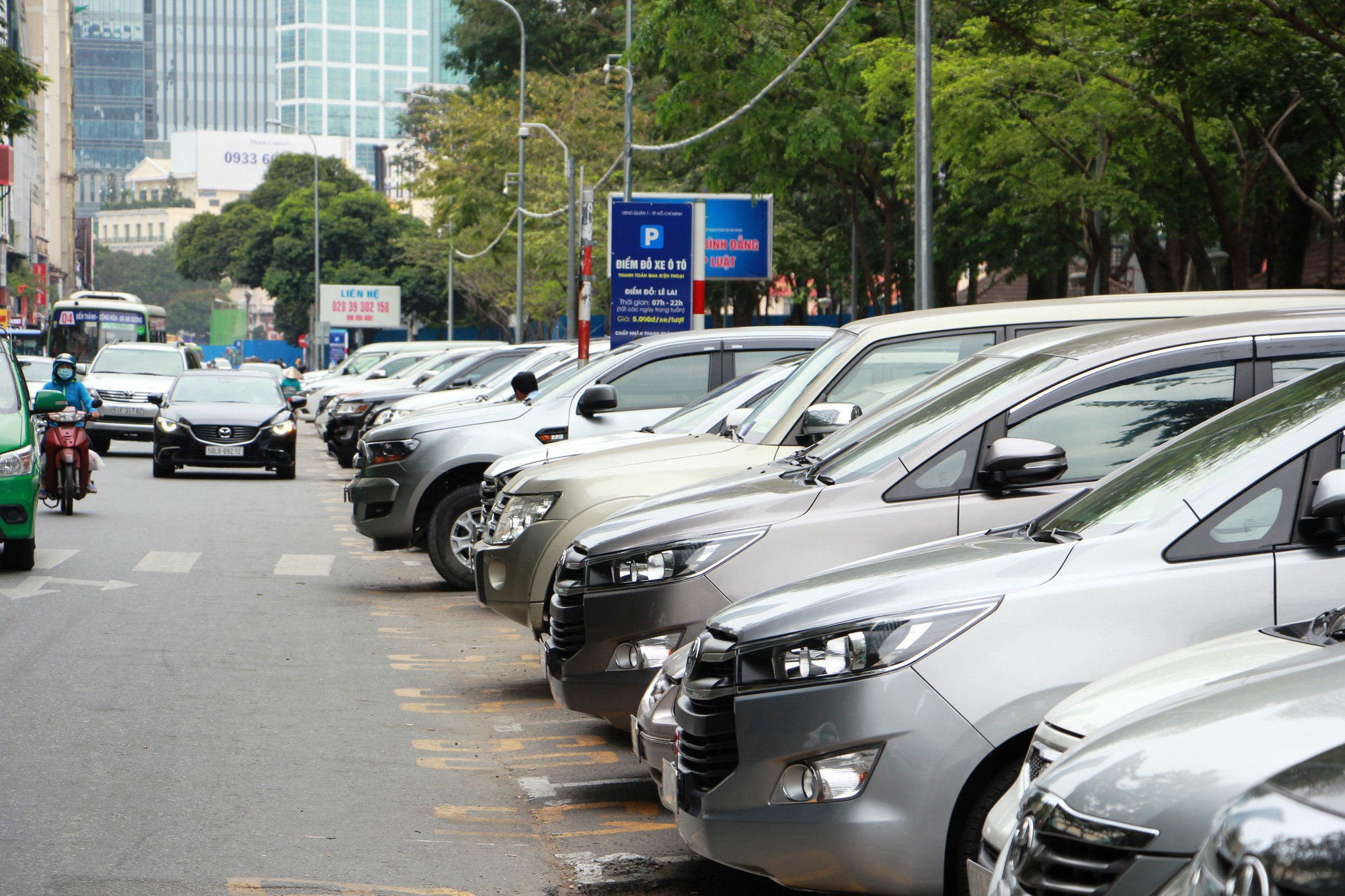 Nhân viên bảo vệ trông giữ xe ô tô