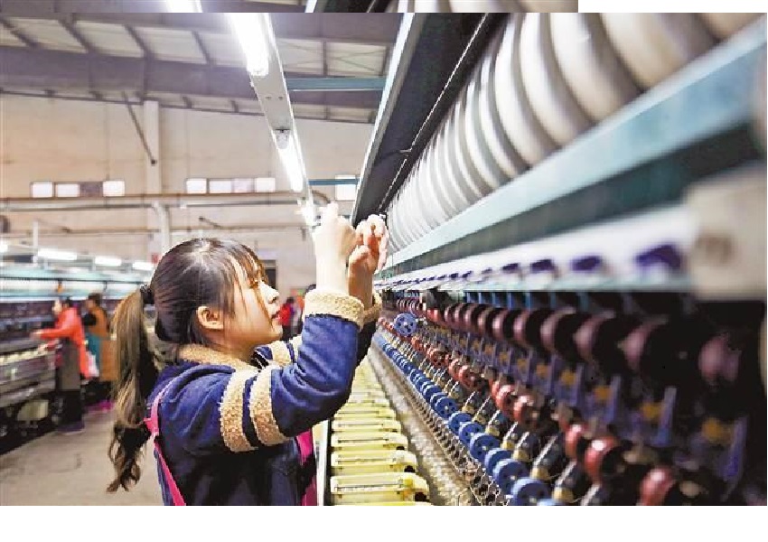 Công nhân đứng máy ươm tơ