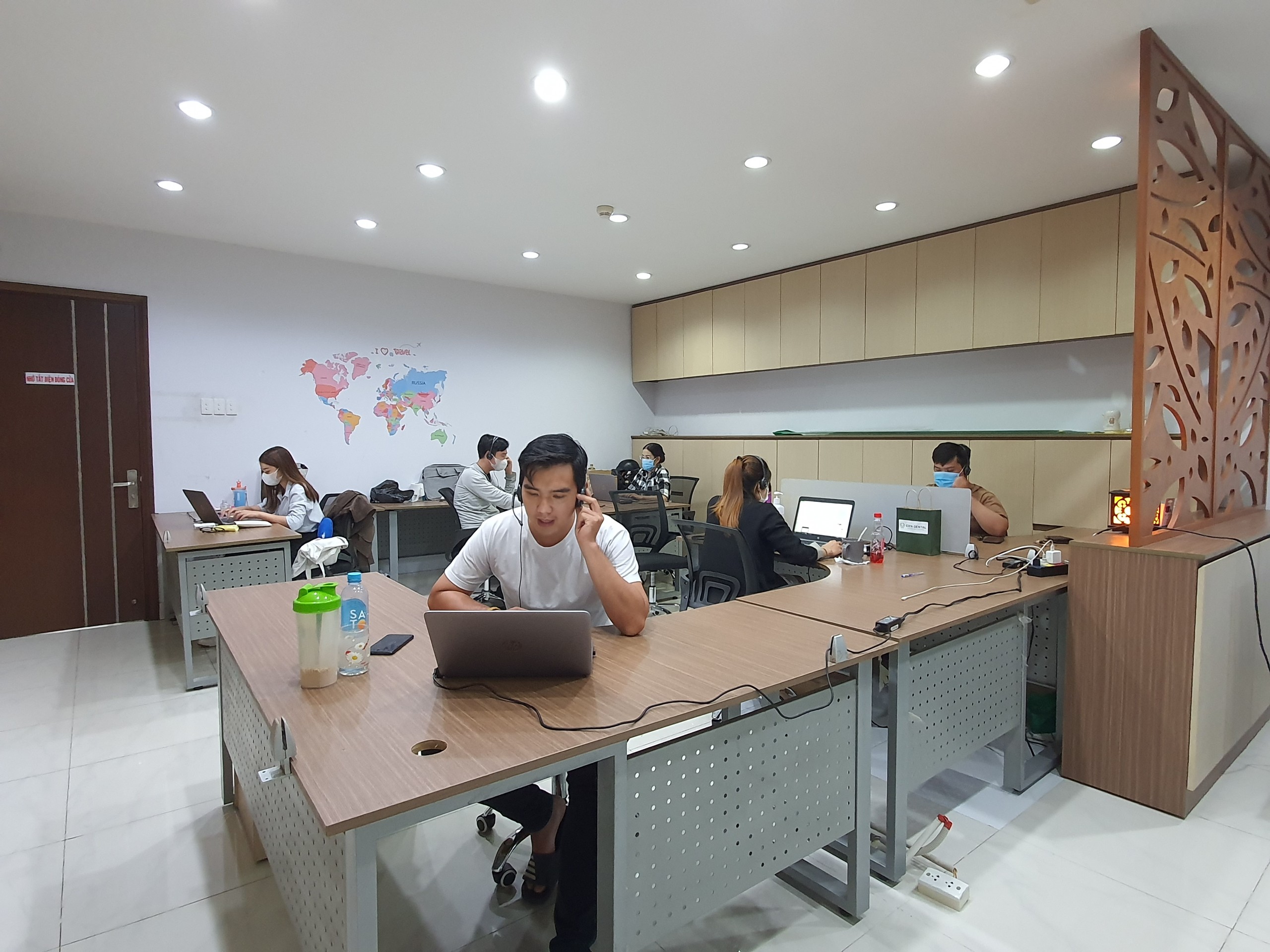 Nhân viên nhắc phí