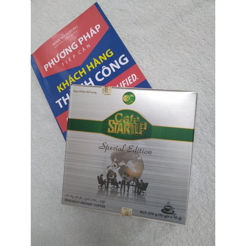 Nhân viên trưng bày tư vấn