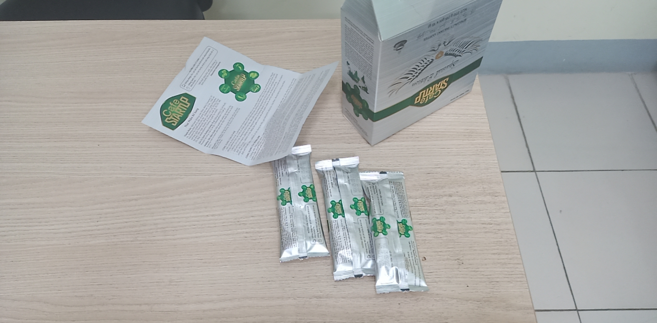 Nhân viên kết hợp đại lý bán hàng