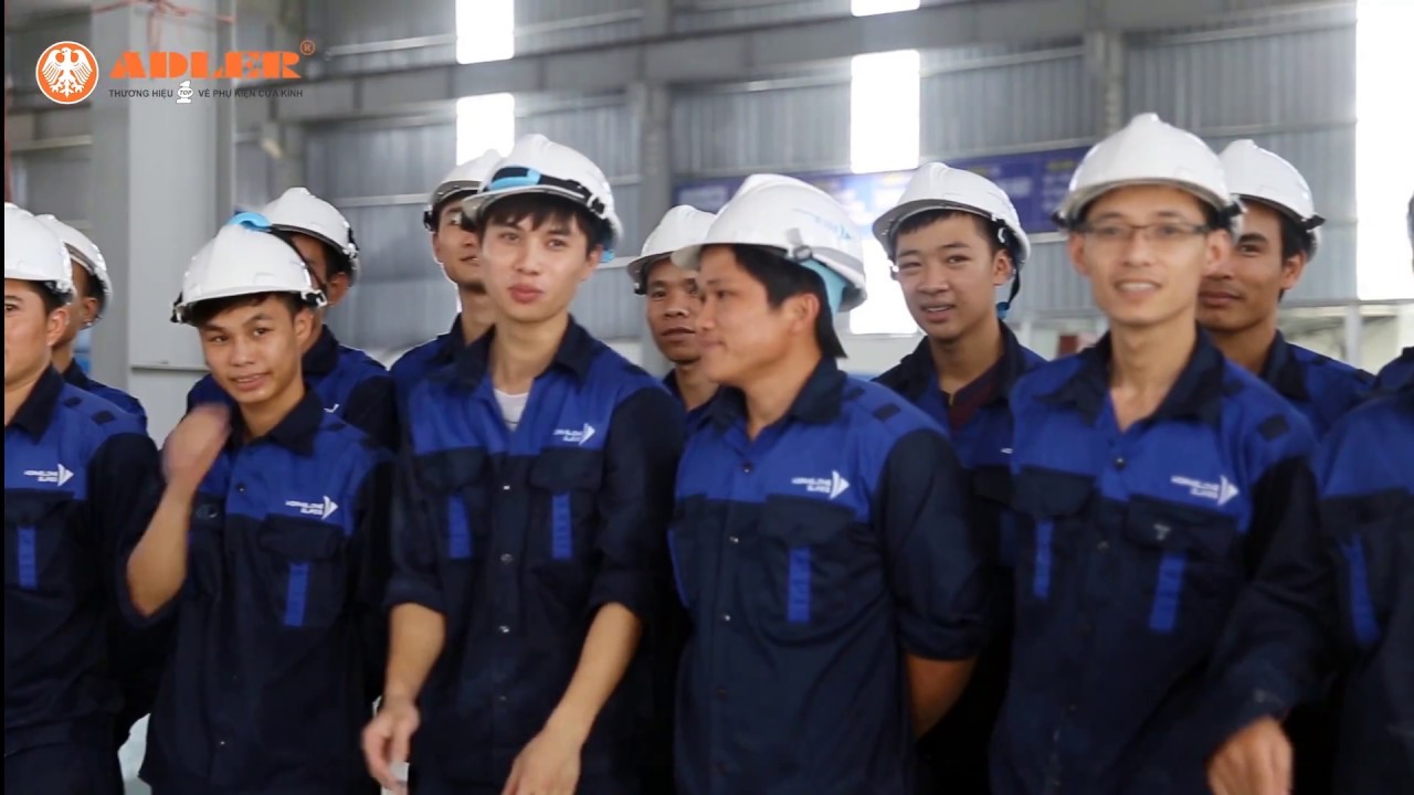 Nhân viên đứng máy gia công kính cường lực