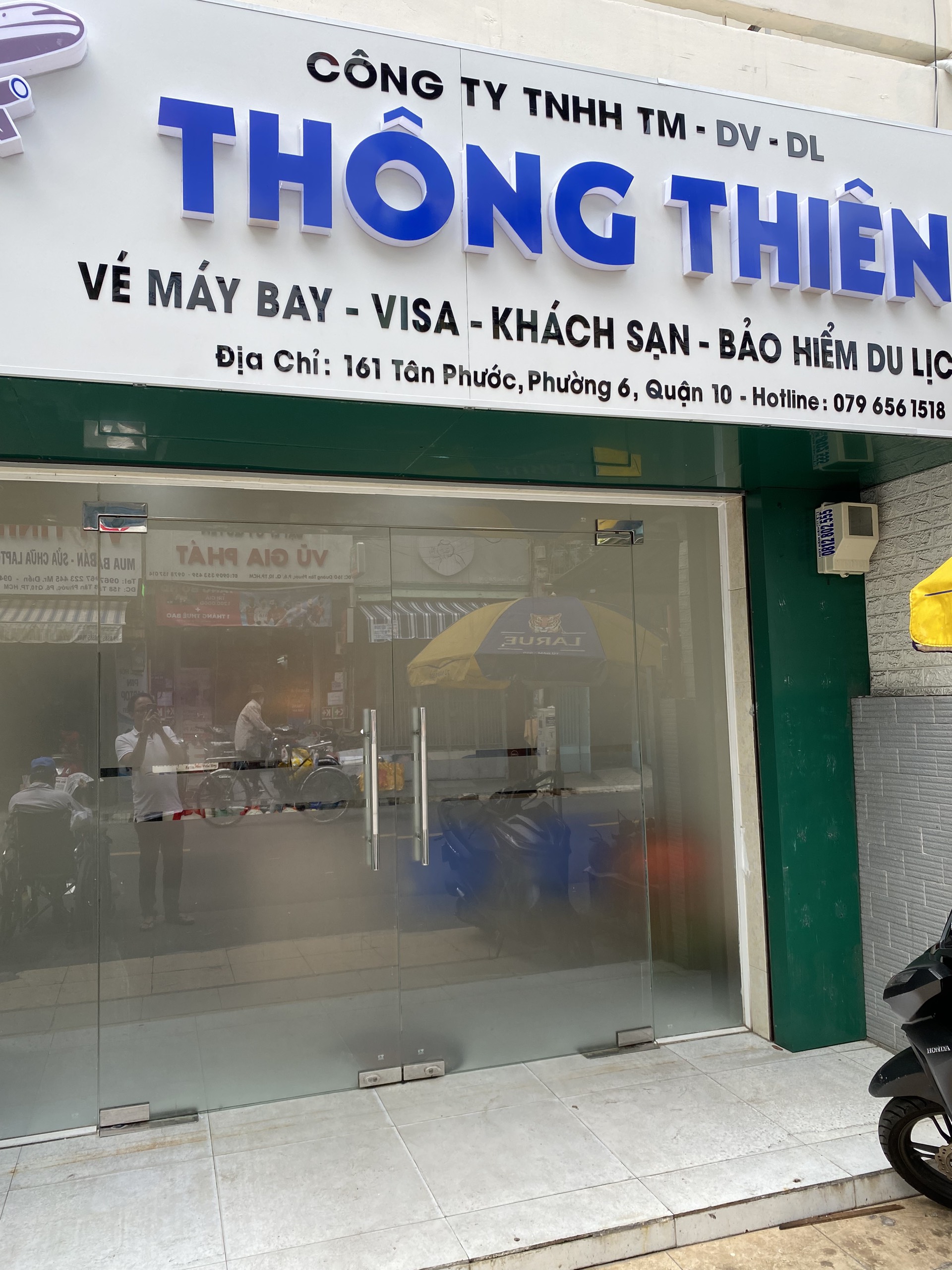 Nhân viên kinh doanh vé máy bay