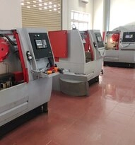 Nhân viên đứng máy CNC