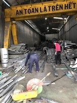 Nhân viên thu gom phế liệu